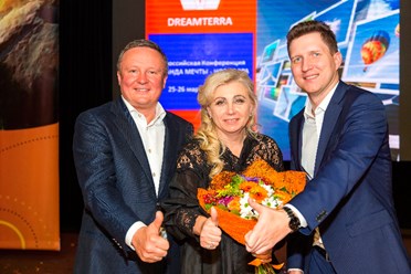 Руководители компании DreamTerra Павел Симанов, Андрей Жемчугов и 1-й лидер DreamTerra Татьяна Белорукова.