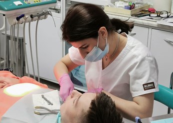Ортодонтическое лечение в клинике ТАВИ доводит функцию и эстетику ваших зубов до совершенства, и сохраняет их на всю жизнь. Но от пациента требуется терпение и дисциплинированность.