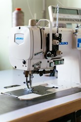 Швейная машина с плоской платформой Juki 2210
Тройное продвижение, оснащена серверным двигателем и автоматическими функциями закрепки подъёма лапки и обрезки нитки.