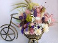 Подарочная композиция из сухоцветов и стабилизированных цветов в металлическом велосипеде ручной работы.