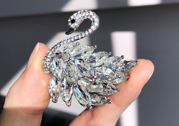 Брошь с кристаллами &quot;Принцесса лебедь&quot; бижутерия элоиза. Бренд - eloiza jewelry. Сайт - eloiza.net
