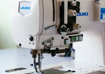 Швейная машина с плоской платформой Juki 2210
Тройное продвижение, оснащена серверным двигателем и автоматическими функциями закрепки подъёма лапки и обрезки нитки.