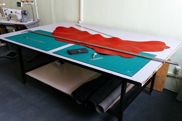 В коворкинге есть раскройный стол.
Рабочее поле 1400х2200мм.
