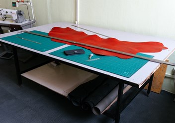В коворкинге есть раскройный стол.
Рабочее поле 1400х2200мм.
