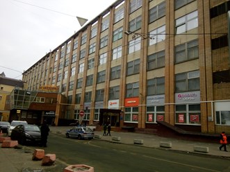 Фасад здания ТЦ Кожевники (вид с улицы Кожевнический проезд). Вход в ТЦ по прямой. Ковры Хоум Стайл на 3ем этаже здания (есть лифт).