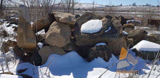 Валуны природного камня песчаника.  Размер от 50 см
