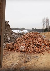 Бой красного кирпича после демонтажа зданий. Недорогой строительный материал для отсыпки дорог в СНТ, выравнивания участков и засыпки ям в Ленобласти.