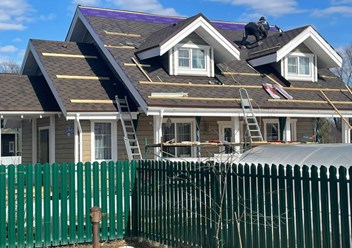 Деревянный дом на этапе строительства. Монтаж кровли. Домодедовский район.