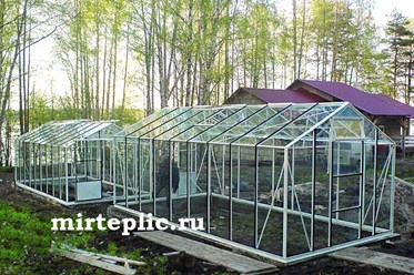 Алюминиевые теплицы в низине у воды - лучшее решение, так как стекло и алюминий не подвержены коррозии и не боятся влаги