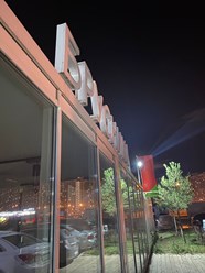 Крышная конструкция на металлическом каркасе.
