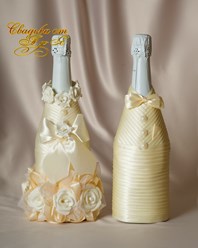 Украшение для бутылок свадебного шампанского в виде одежды Невесты и Жениха выполнено из атласной ленты цвета айвори.