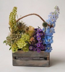 Композиция в ящичке стоимостью 4 500₽