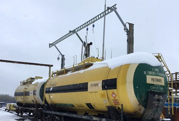 Жесткая анкерная линия «КАМА» установлена при помощи монтажной пространственной фермы на ж/д эстакаде.