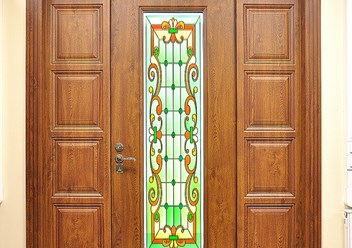 Входная металлическая дверь с отделкой МДФ в пленке ПВХ с наружной и внутренней стороны. Дверь украшена стеклопакетом с витражным рисунком.