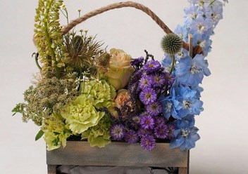 Композиция в ящичке стоимостью 4 500₽