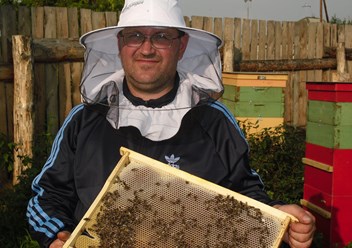 Пчеловод - хозяин пчёл и их помощник.