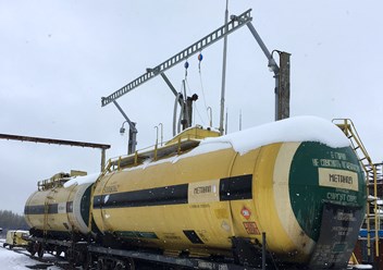 Жесткая анкерная линия «КАМА» установлена при помощи монтажной пространственной фермы на ж/д эстакаде.