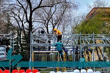 Продолжаем установку праздничного оформления для проведения ПАРАДА ПОБЕДЫ 9 мая 2025 года.