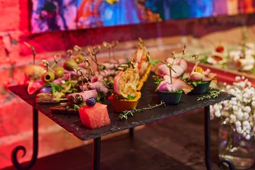 Креветка в тартинке и ещё ассортимент закусок с мясом