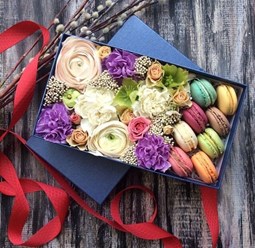 Цветочная коробка с макарунами