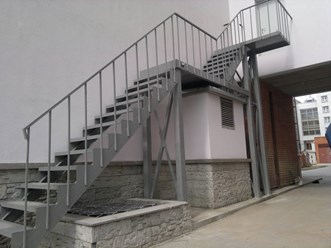 Внешняя металлическая лестница