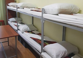 Комфортные двухъярусные кровати в 8-ми местном номере хостела Райдо