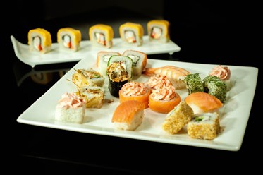 Суши с морепродуктами, лососем