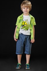 Яркий летний комплект для модных мальчишек, состоит из рубашки (кулирка, 100% хлопок), майки с ярким принтом (кулирка, 95% хлопок, 5% эластан) и удлиненных шорт модного кроя с отворотами по низу