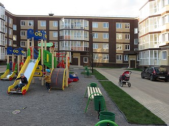 Во дворе первой очереди ЖК Катуар
