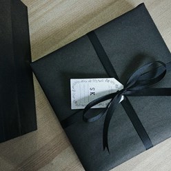 Угольно-чёрная матовая подарочная бумага и классическая репсовая лента. В нашей мастерской много интересного )
