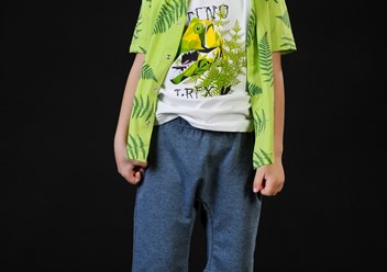 Яркий летний комплект для модных мальчишек, состоит из рубашки (кулирка, 100% хлопок), майки с ярким принтом (кулирка, 95% хлопок, 5% эластан) и удлиненных шорт модного кроя с отворотами по низу