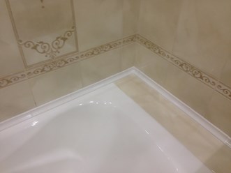 Пример работы по замещения свободного расстояния между ванной и стеной- пьедестал из кафельной плитки.