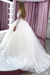Свадебное платье со шлейфом в модном цвете оттенка персика