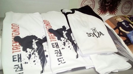 #печать на белых футболках с черными рукавами на передней стороне и спине, выполнено в КопиПро