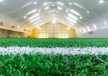 Футбольное поле размером 42х20 метра подходит для формата игры 5х5 и 6х6. Помимо игр и тренировок площадка идеально подходит для турниров и мероприятий.