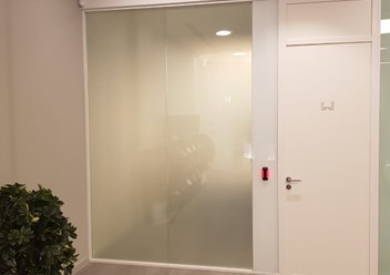 Переговорная комната укомплектовано стеклом с переменной прозрачностью. Если переговорная занята - стекло становится матовым, обеспечивая приватность переговоров. Если стекло прозрачно - переговорная
