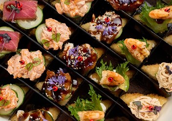 Новое азиатское меню. Сочные рыбные закуски на рисовом рискете