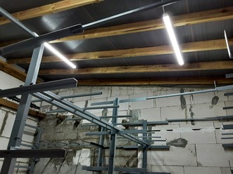 Монтаж светильников в складском помещении