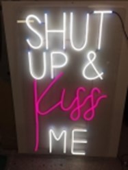 Неоновая вывеска Shut up &amp; Kiss me