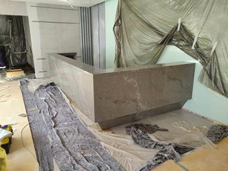 Облицовка ресепшен кварцевым агломератом Caesarstone 6313 Turbine Grey