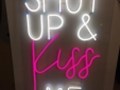 Неоновая вывеска Shut up &amp; Kiss me