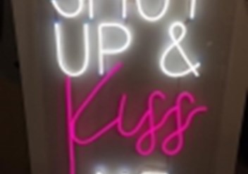 Неоновая вывеска Shut up &amp; Kiss me