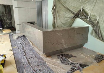 Облицовка ресепшен кварцевым агломератом Caesarstone 6313 Turbine Grey