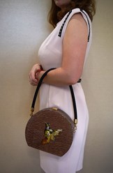 женская сумка из эксклюзивного дерева с инкрустацией янтаря