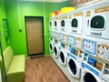 Входная дверь и вид стиральных машин в  круглосуточной прачечной самообслуживания СамПРАЧКА по адресу Москв, Пятницкое шоссе, 3 Митино. Стираем и сушим ваши вещи. Цены от 200 рублей.
