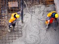 Монолитные работы строители заливают жидкий бетон