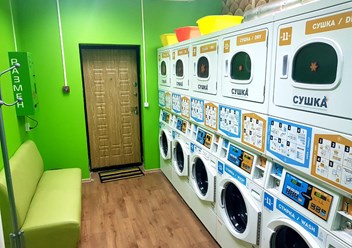 Входная дверь и вид стиральных машин в  круглосуточной прачечной самообслуживания СамПРАЧКА по адресу Москв, Пятницкое шоссе, 3 Митино. Стираем и сушим ваши вещи. Цены от 200 рублей.