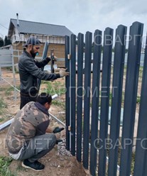 Изготовление и монтаж забора из евроштакетника.