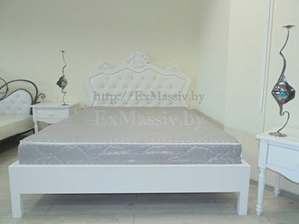 Двуспальная кровать с ручной резьбой из натурального массива ольхи в Минске