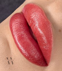 Легкую асимметрию губ или опущенные уголки очень легко исправить перманентным макияжем.